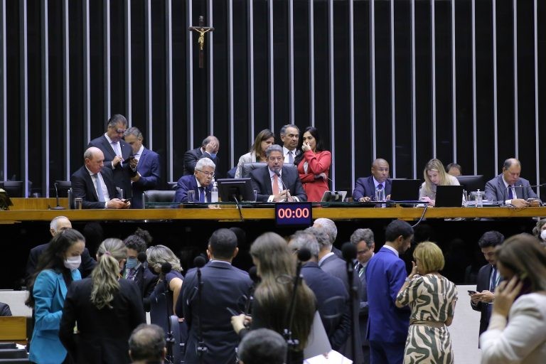 Plenário abre sessão para retomar votação sobre projeto dos combustíveis; acompanhe