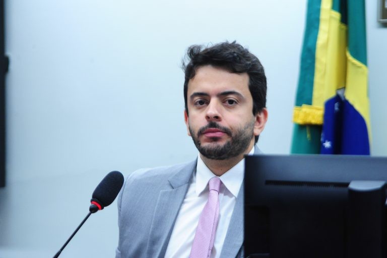Comissão aprova projeto que cria programas sociais para gestantes e crianças