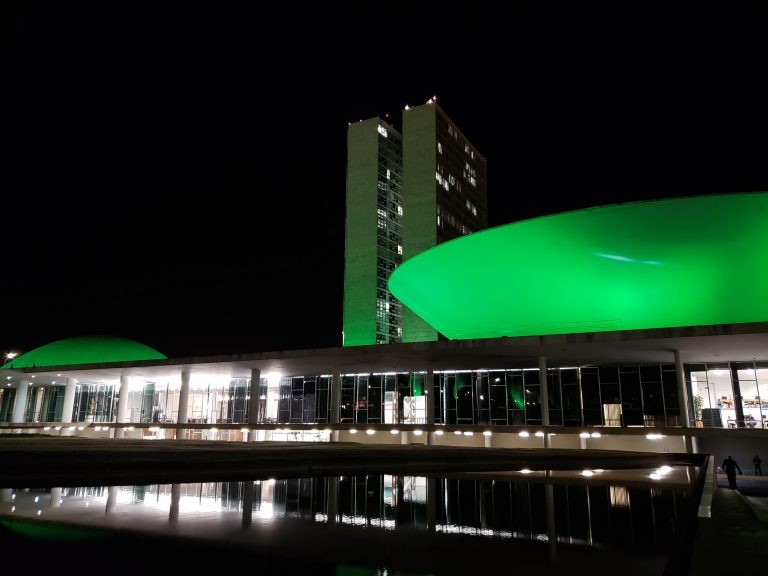 Câmara dos Deputados se ilumina de verde no Dia Mundial de Conscientização sobre a Hipofosfatemia