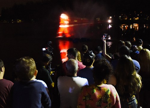 Lagoa do Taquaral tem espetáculos de Natal projetados em cortina d'água