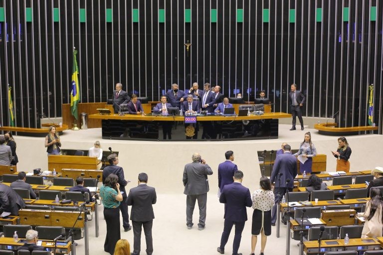 Câmara pode analisar medida provisória sobre o teletrabalho e projeto que muda a Lei Pelé
