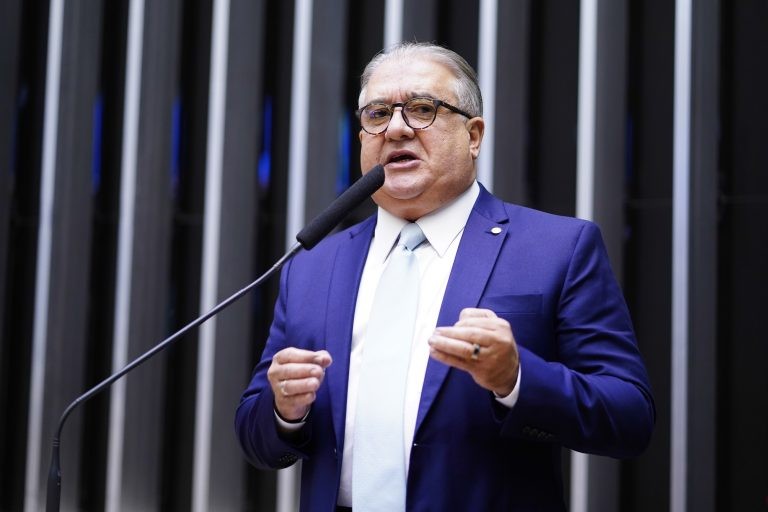 Comissão aprova projeto que limita compra de papel-moeda no exterior pelo Banco Central