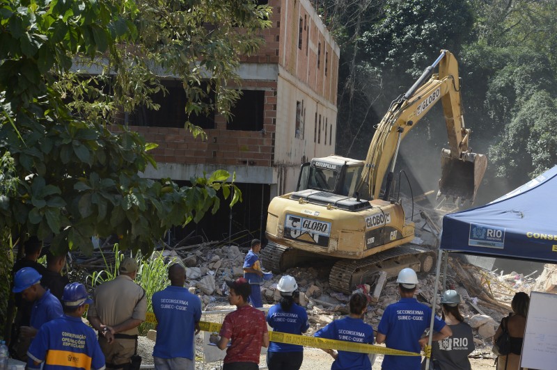 Prefeitura do Rio quer demolir prédio irregular na Muzema