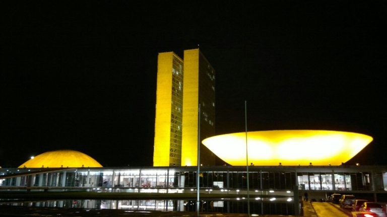 Iluminação amarela na Câmara integra campanha de luta contra as hepatites virais