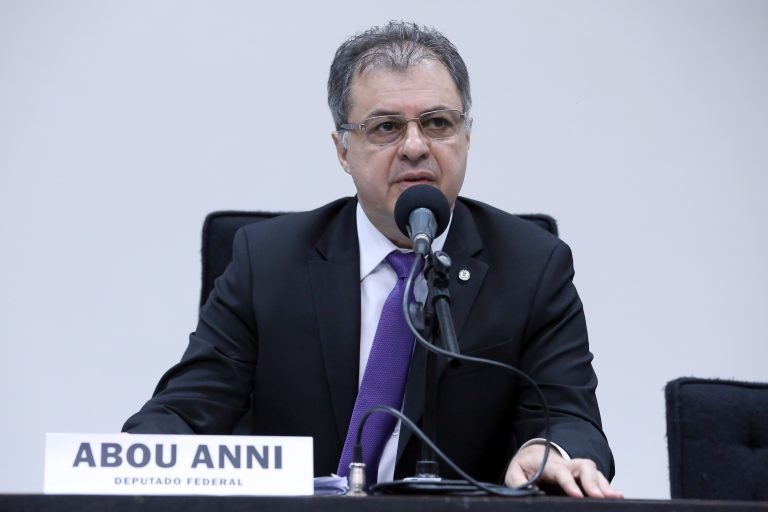 Proposta aumenta idade máxima estabelecida para uso de veículos por autoescola