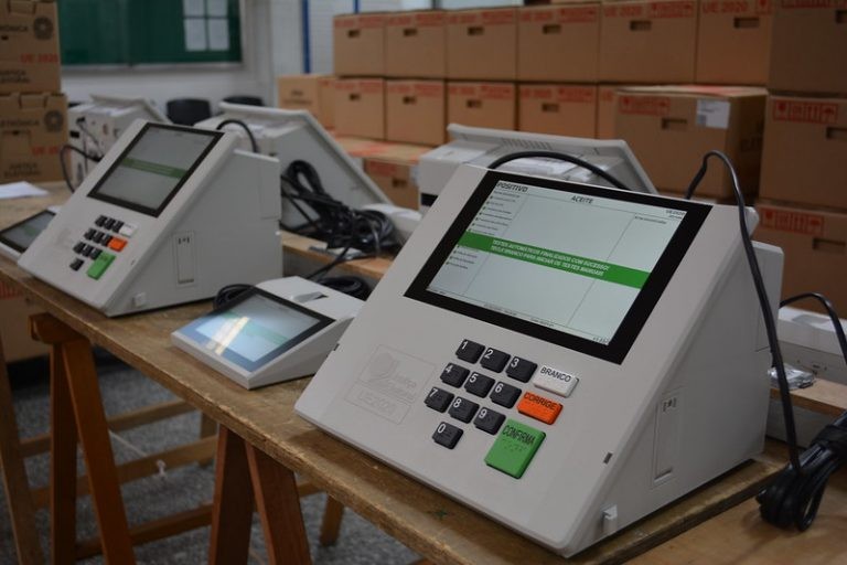 Inaugurada em 1996, urna eletrônica terá um novo modelo nesta eleição