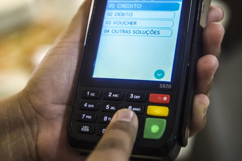 Com videoaulas, associação alerta consumidor sobre golpes com cartões