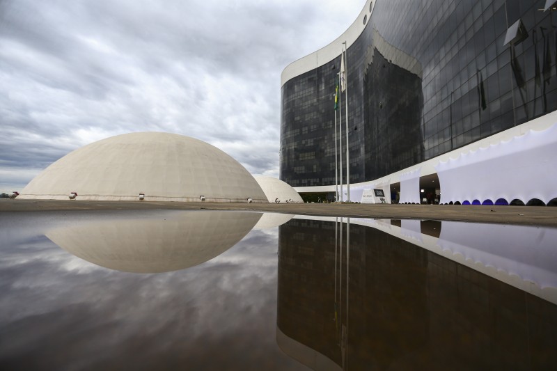 TSE conclui totalização de votos pouco depois da meia-noite
