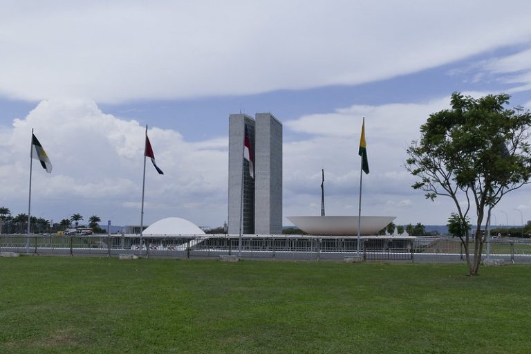 Proposta aprova acordo entre Brasil e Emirados Árabes Unidos para cooperação em assuntos aduaneiros