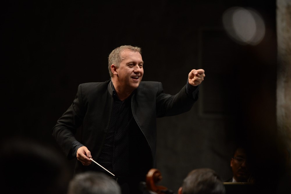 Sinfônica se apresenta no Castro Mendes com maestro e pianista convidados