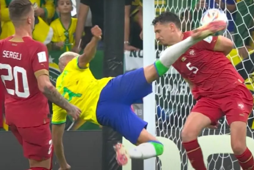 Engajado em questões sociais, Richarlyson faz pintura em estreia da Copa