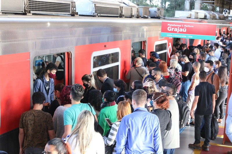 Máscaras voltam a ser obrigatórias no transporte público de São Paulo