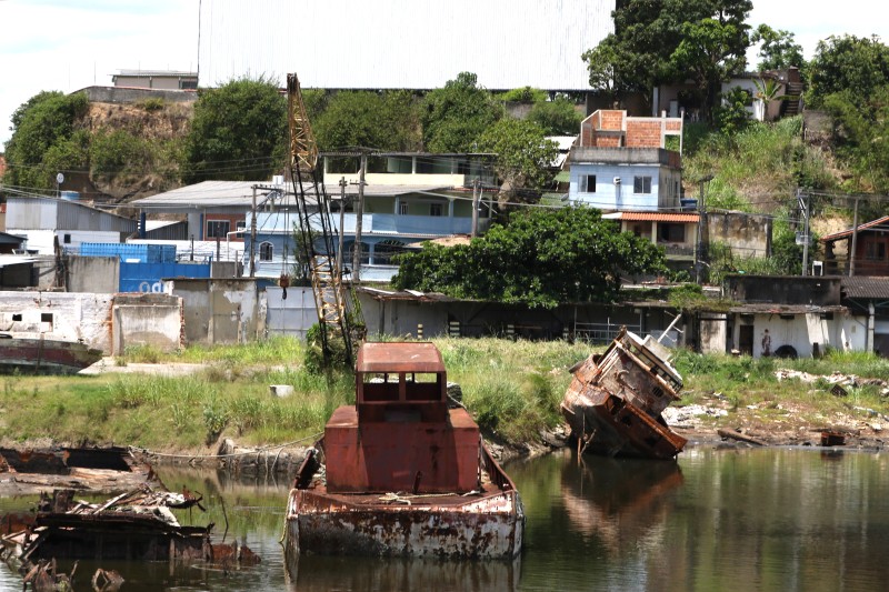 Acidente na Baía de Guanabara lança luz a problema ambiental e social