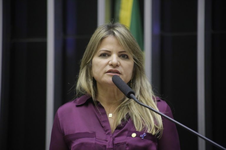 Comissão aprova proposta obriga hospitais a orientarem pais sobre teste do pezinho