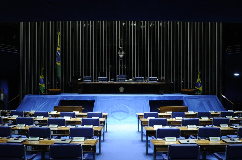 Votações e pronunciamentos voltam ao sistema presencial