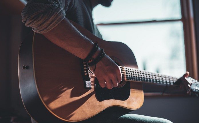Valinhos oferece cursos gratuitos de violão e violino