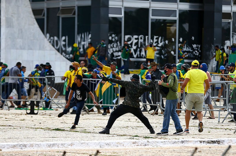 Projeto amplia lei sobre terrorismo para incluir atos antidemocráticos