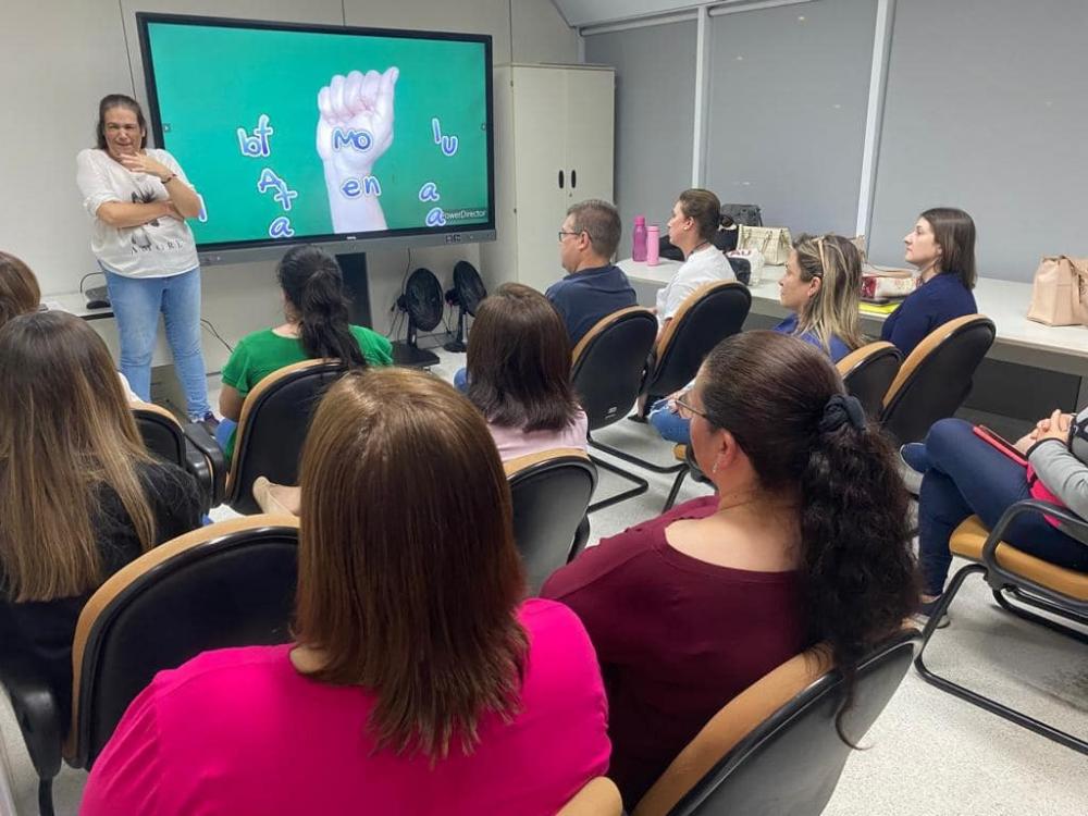Secretaria de Educação oferece curso de Libras para funcionários e pais de alunos em Paulínia