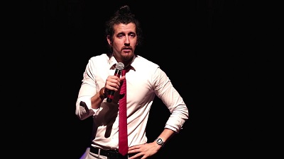 Afonso Padilha traz show de humor ao Theatro de Paulínia
