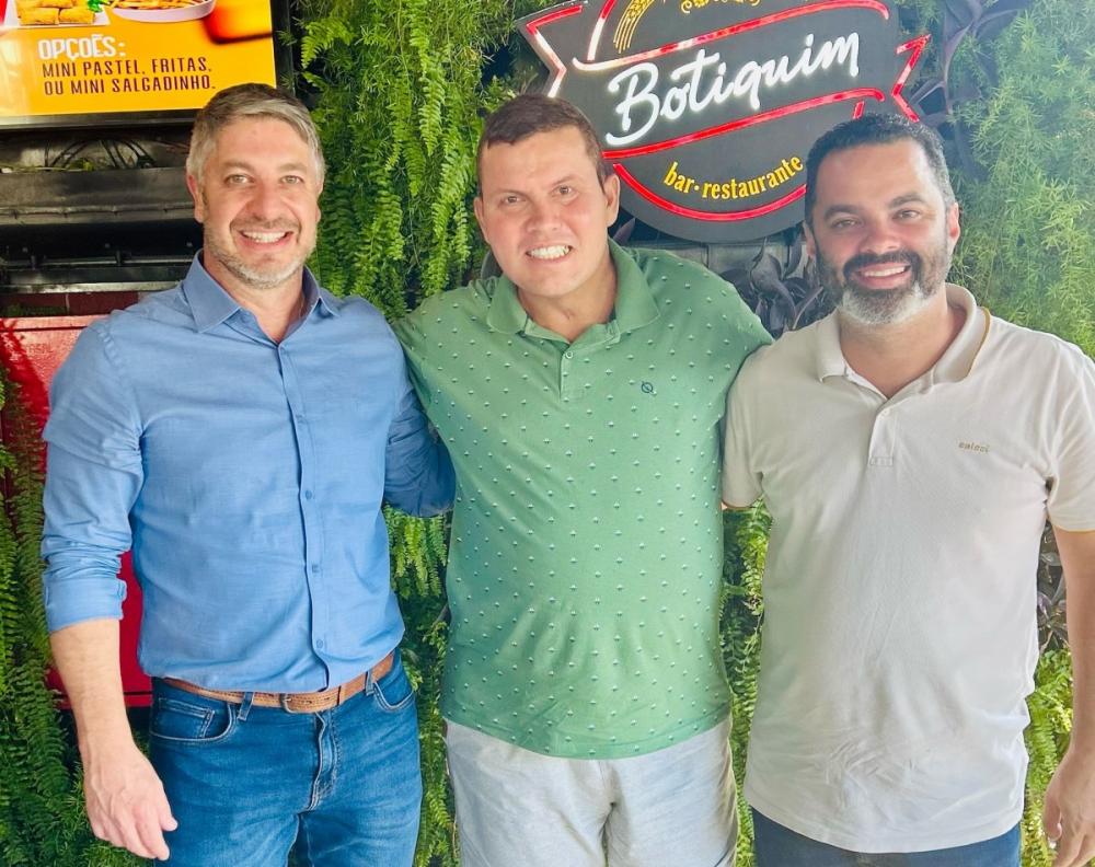 Em recuperação e com boa saúde, padre Moisés almoça com o prefeito Rodrigo Falsetti