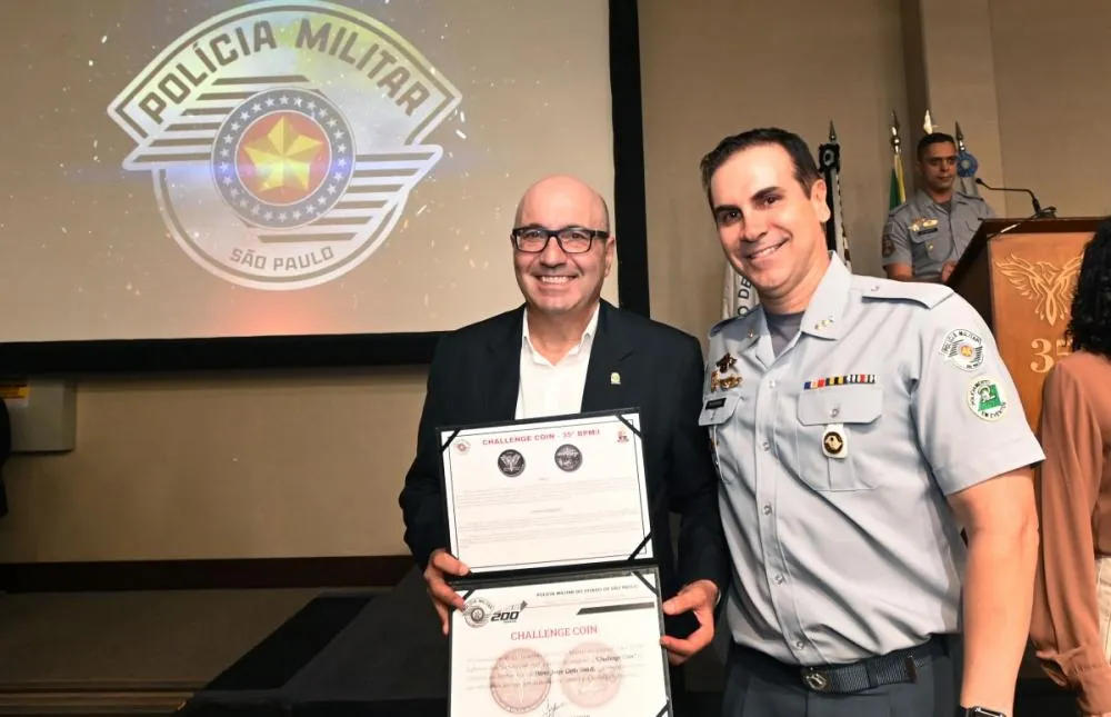 Dário Saadi é condecorado com a medalha “Challenge Coin” pela Polícia Militar no aniversário do 35º BPMI