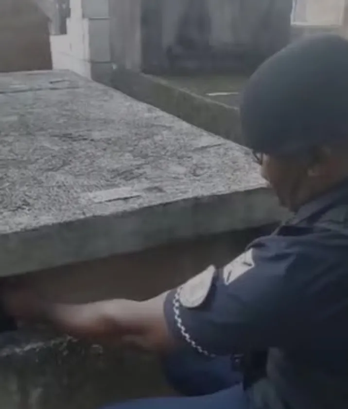 Ladrão se esconde em túmulo, mas GCM o encontra e realiza a prisão