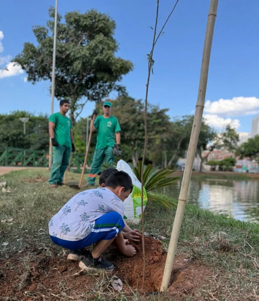 Paulínia realiza o plantio de árvores em alusão ao Dia da Água