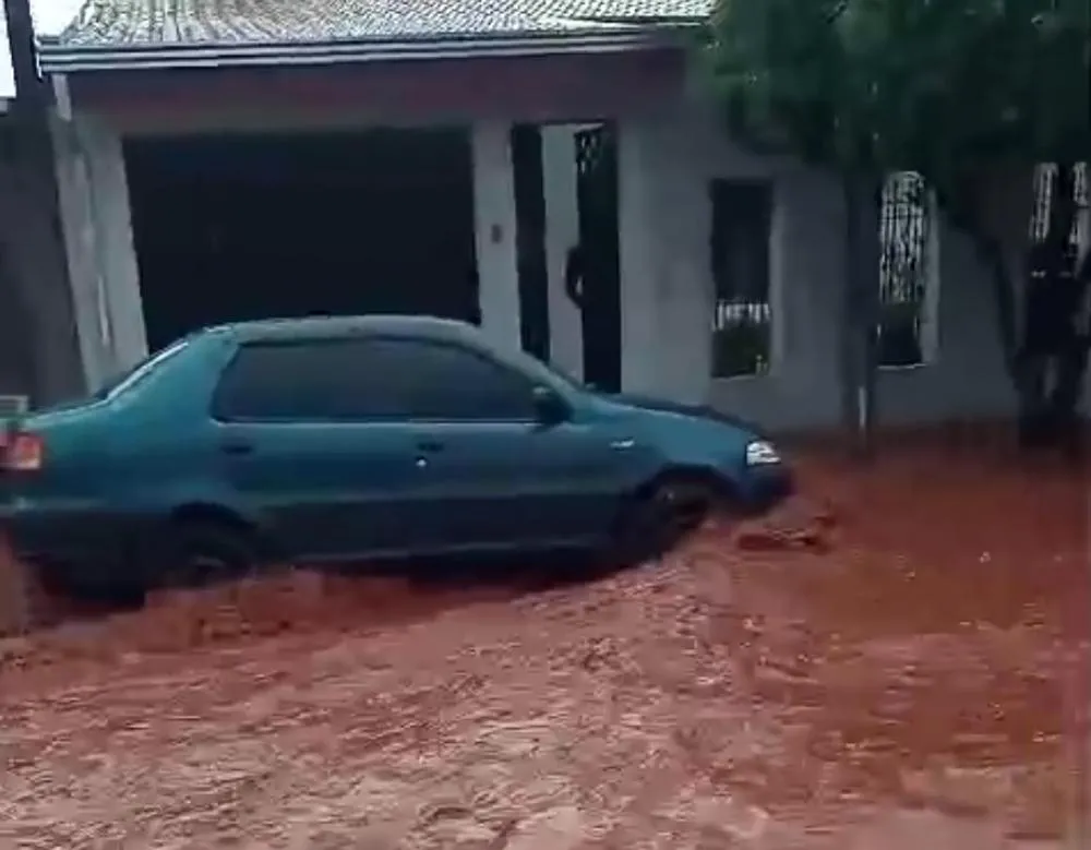 Muro rompe e transforma rua em rio de lama no Jardim Chaparral, em Mogi Guaçu