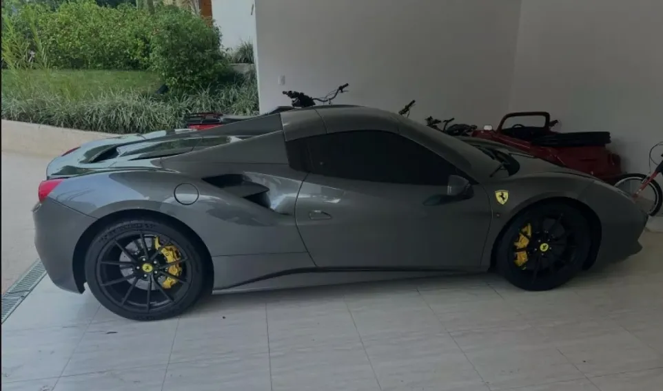 PF apreende até Ferrari em operação contra roubo de cargas na região