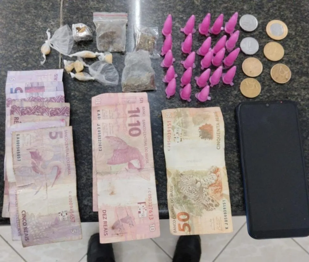 Suspeito é preso vendendo drogas em estacionamento de mercado
