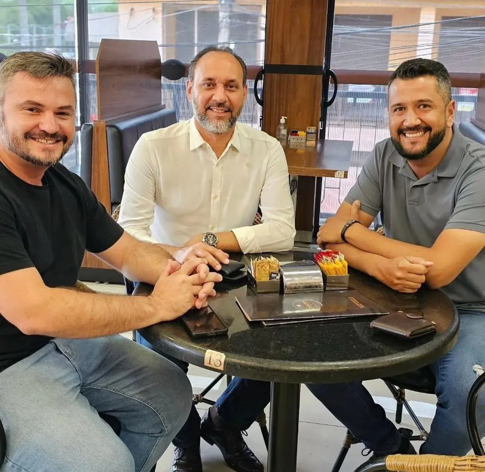Com foco no desenvolvimento regional, Du Cazellato realiza reunião com vereador e secretário de Pedreira