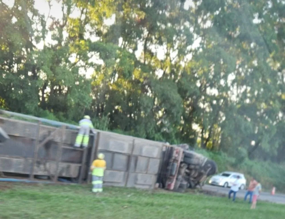 Colisão entre caminhão-cegonha e carreta deixa feridos na SP-340