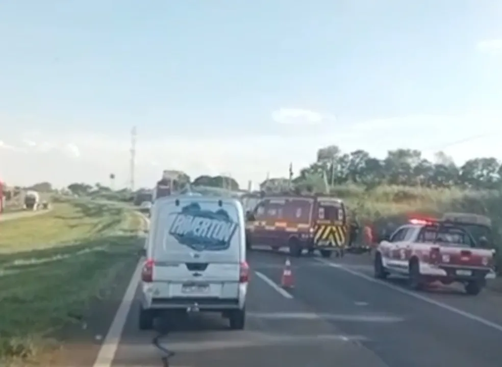 Motociclista de 29 anos morre após colidir com caminhão em Mogi Mirim