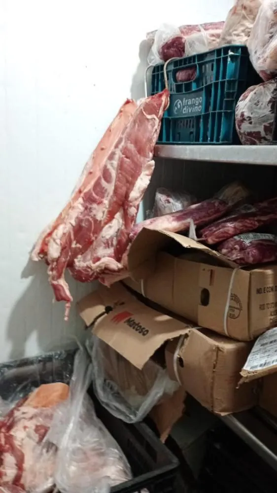 Vigilância Sanitária de Sumaré apreende produtos impróprios para consumo em supermercado