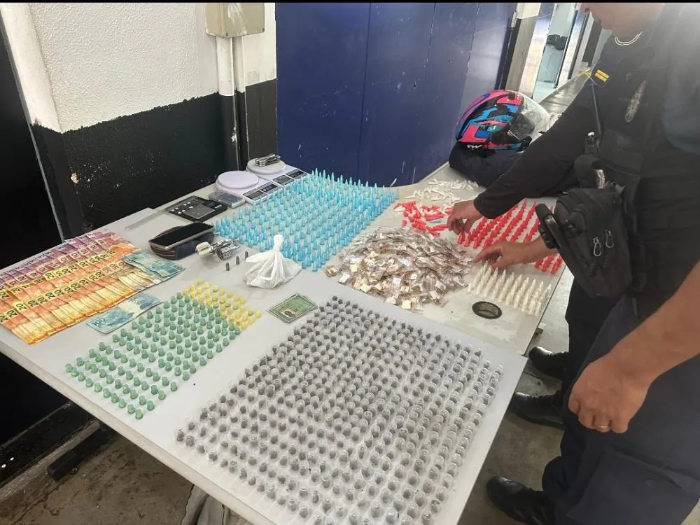 GM vai buscar suspeito de roubo e encontra casa cheia de drogas e arma