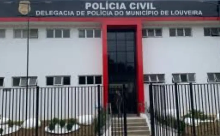 Por não querer namoro, mãe agride filho e ameaça de morte com uma faca