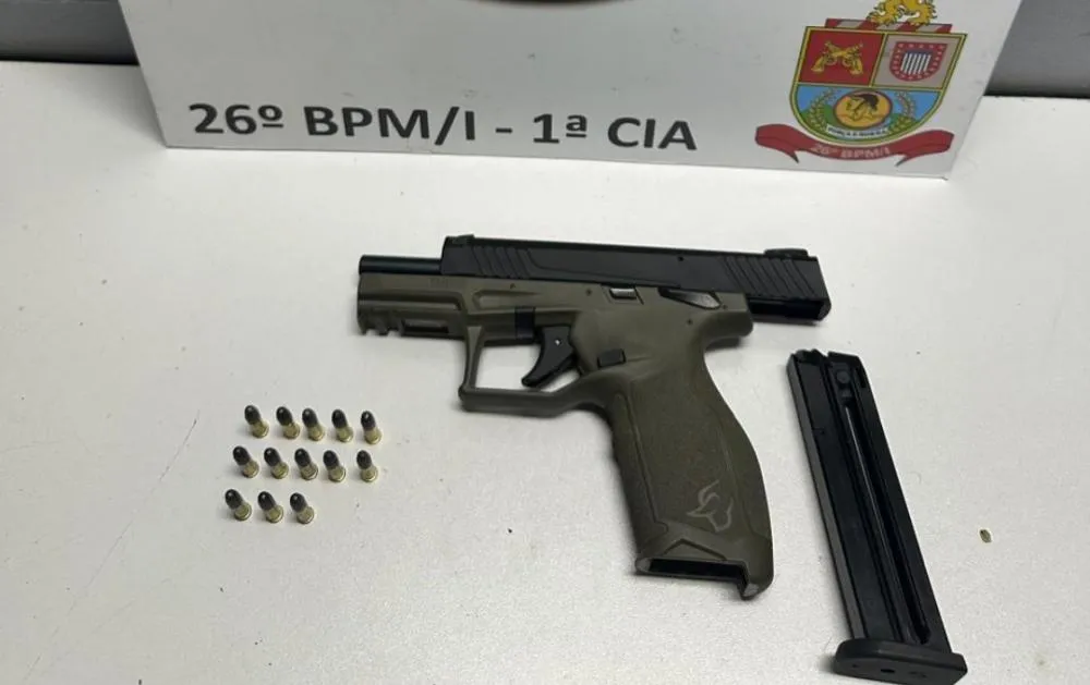 Homem bêbado bate carro em muro e é preso com arma ilegal em Mogi Guaçu