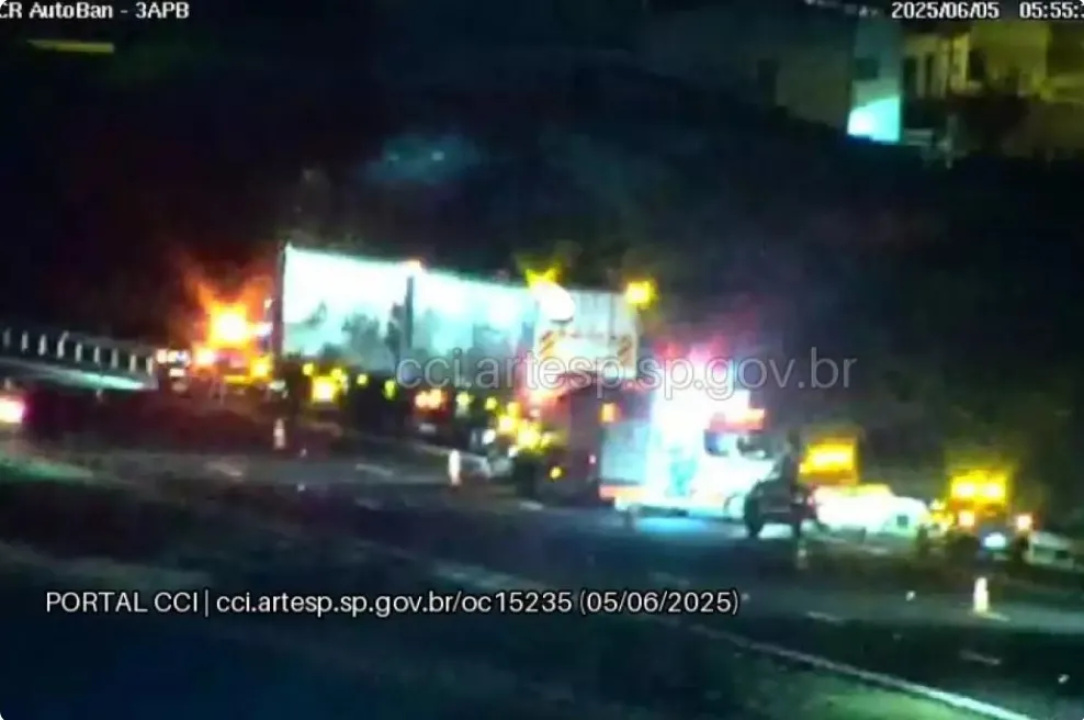 Homem morre após colidir carro na traseira de caminhão bitrem