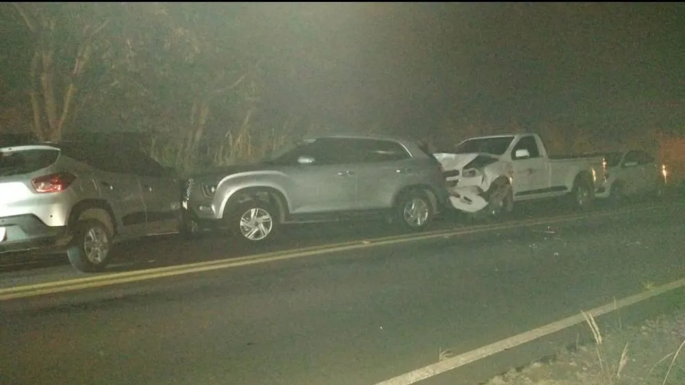 Engavetamento deixa quatro carros destruídos na Estrada da Tijuca