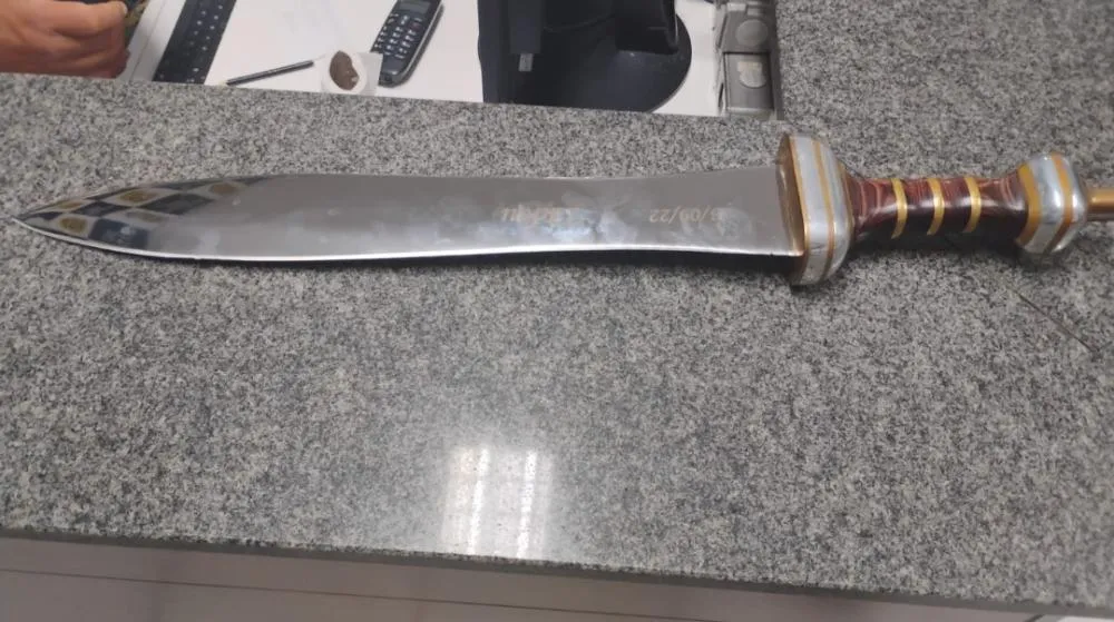 Racismo e violência doméstica: homem é preso com espada em Mogi Guaçu