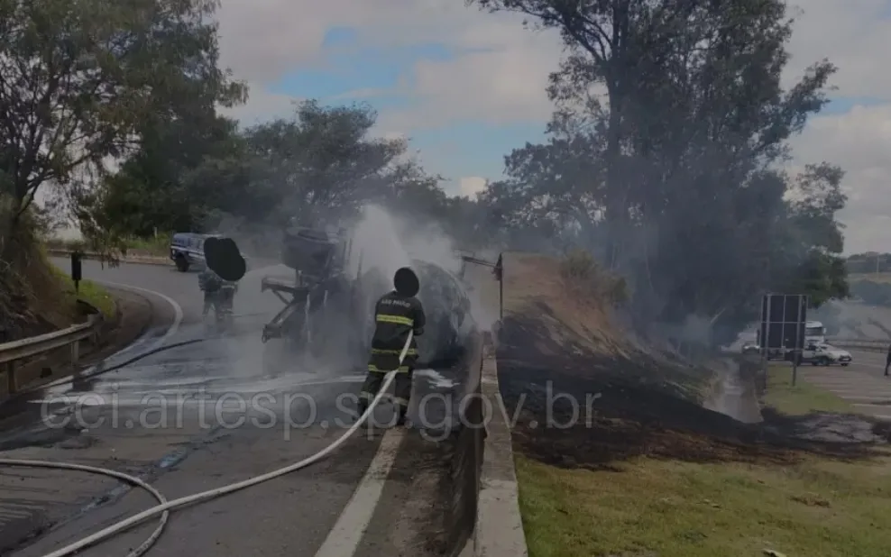 Caminhão com etanol tomba e pega fogo no Tapetão, em Paulínia