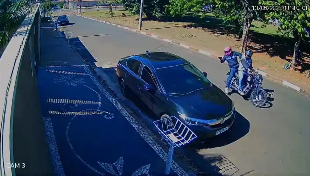 Vídeo mostra dois assaltantes roubando motorista em Mogi Mirim