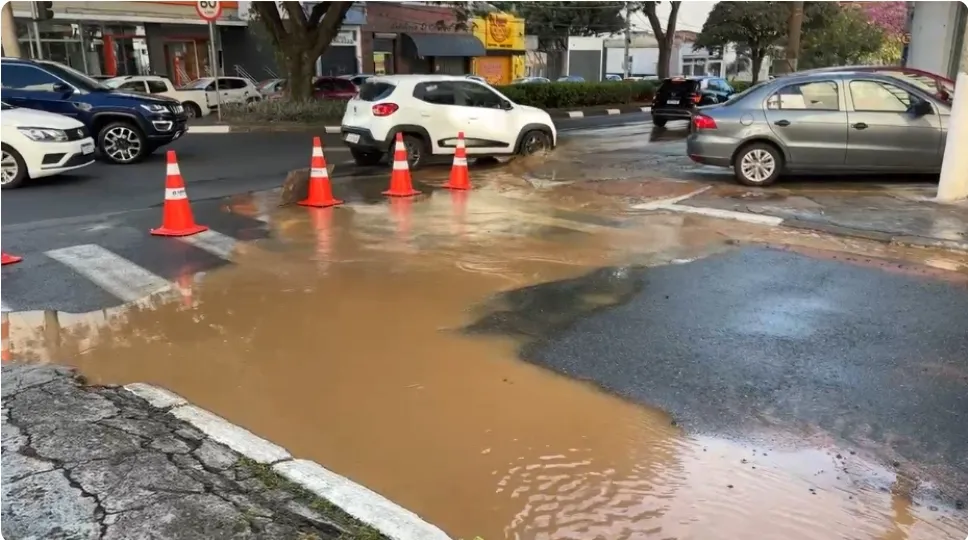 Vazamento de água alaga ruas e submerge carros e moto em Campinas
