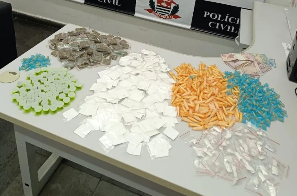 Polícia encontra casa usada para distribuir drogas e prende dois suspeitos