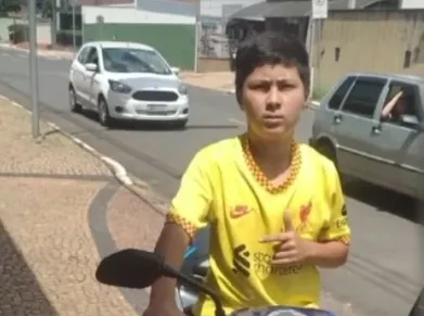 Adolescente de 13 anos morre após pegar “rabeira” de caminhão, cair e ser atropelado