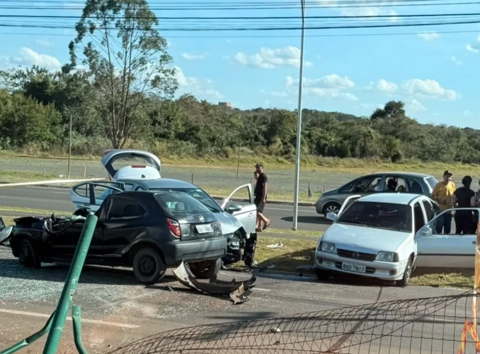 Motorista confunde pedais, atravessa alambrado e causa acidente em Mogi Guaçu