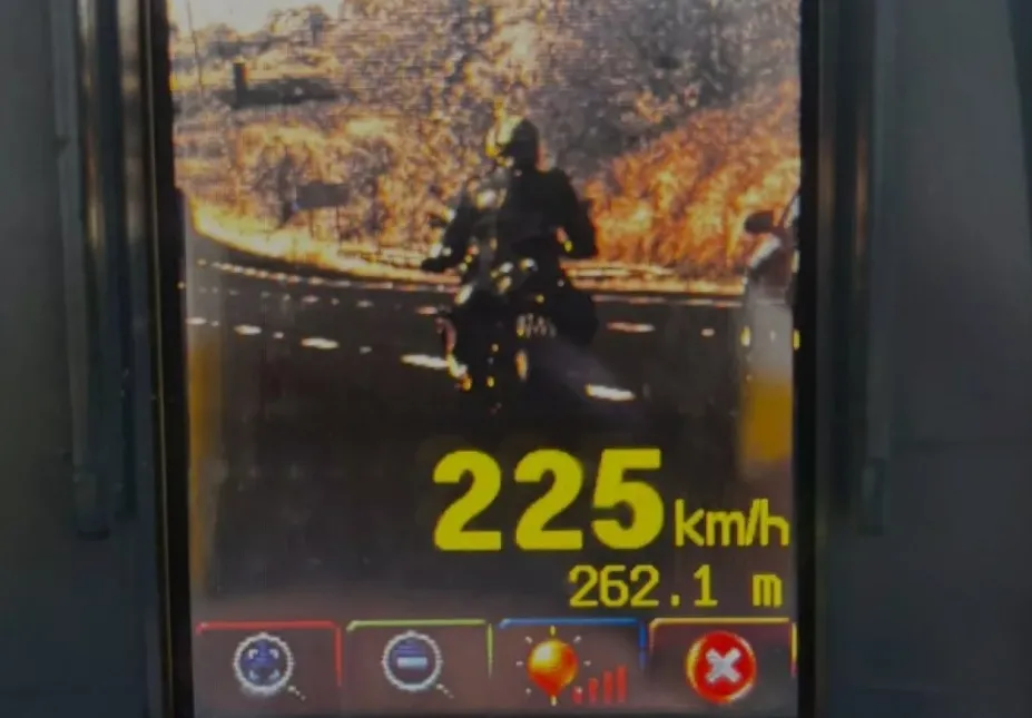 Polícia Militar flagra moto a 225 km/h em rodovia da região