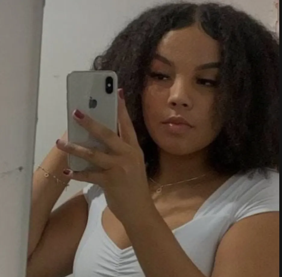 Adolescente de 15 anos é morta a tiros durante roubo de celular