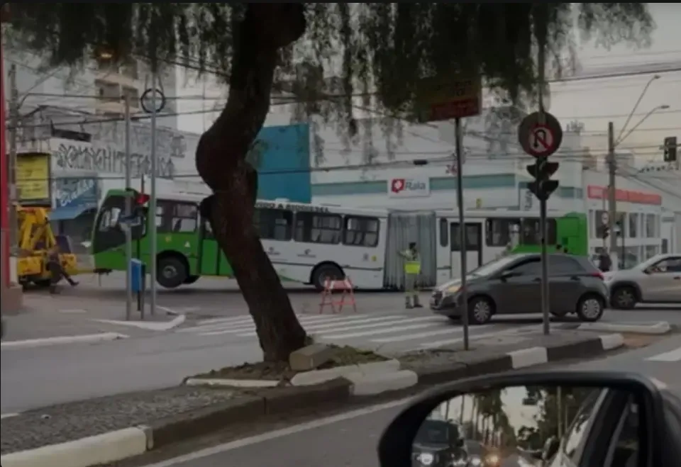 Ônibus com cerca de 80 passageiros pega fogo em Campinas
