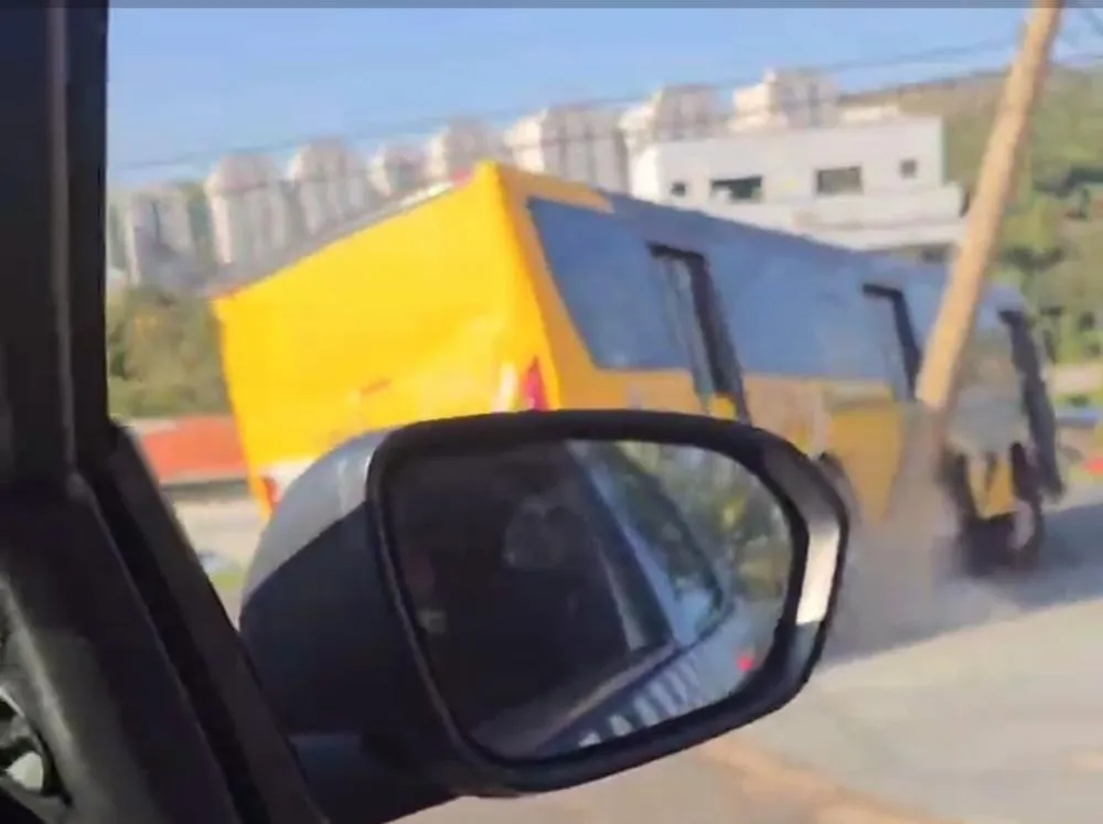 Homem furta ônibus e derruba poste após ser perseguido pela Guarda Municipal